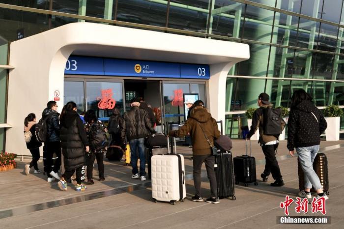 2月3日，首批约200名滞留武汉的台胞乘坐上海航空公司的民航包机返台。中新社记者 安源 摄