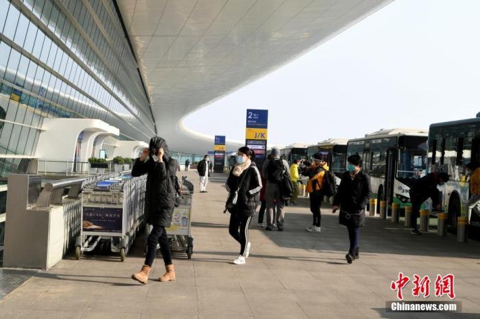 2月3日，首批约200名滞留武汉的台胞乘坐上海航空公司的民航包机返台。图为台胞抵达武汉天河国际机场准备乘机。中新社记者 安源 摄