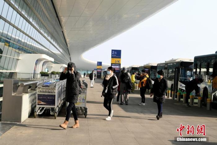 资料图：2月3日，首批约200名滞留武汉的台胞乘坐上海航空公司的民航包机返台。图为台胞抵达武汉天河国际机场准备乘机。中新社记者 安源 摄