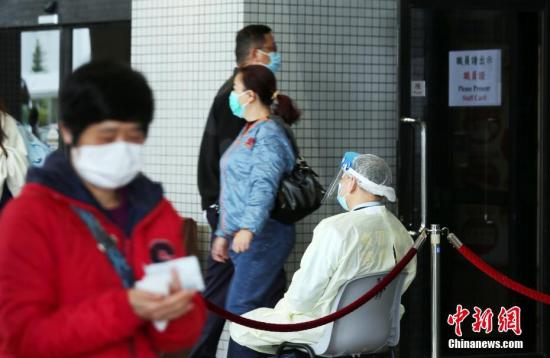 2月10日，香港东区医院大楼外设立检查站，所有进入人士均需要量测体温和出示预约复诊证明取药单据。 中新社记者 洪少葵 摄