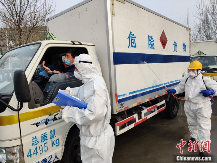 2月7日，医废转运人员在进厂前进行登记并测量体温，消毒人员对车体进行消毒处理。北京润泰环保科技有限公司 供图