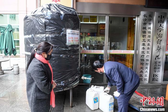 2月13日，市民来到湖南旺旺医院领取免费的水神除菌液。中新社记者 杨华峰 摄