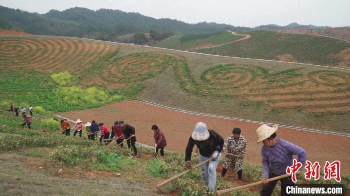 湖南安化2.8万贫困对象优先返岗。安化宣传